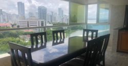 Stunning duplex apartment with view to the lake and beaches!