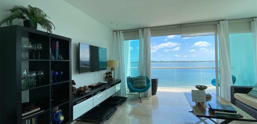 Stunning beach front apartment, 100% furnished!