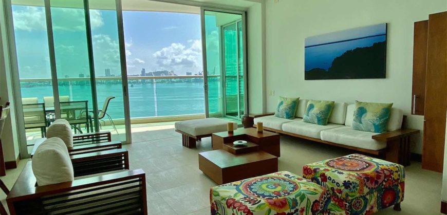 Luxury apartment with top location by the bay!